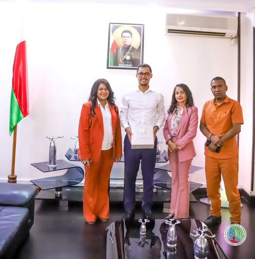 𝗔𝗻𝘁𝘀𝗮𝗵𝗮𝘃𝗼𝗹𝗮, 𝟱 𝗳𝗲́𝘃𝗿𝗶𝗲𝗿 𝟮𝟬𝟮𝟱 – 𝗠. 𝗠𝗮𝘅 𝗔𝗻𝗱𝗼𝗻𝗶𝗿𝗶𝗻𝗮 𝗙𝗼𝗻𝘁𝗮𝗶𝗻𝗲 , 𝗠𝗶𝗻𝗶𝘀𝘁𝗿𝗲 𝗰𝗼𝗮𝗰𝗵 𝗱𝗲 𝗹𝗮 𝗿é𝗴𝗶𝗼𝗻 𝗠𝗲𝗹𝗮𝗸𝘆, 𝗮 𝗿𝗲𝗻𝗰𝗼𝗻𝘁𝗿é 𝗹𝗲𝘀 𝗗é𝗽𝘂𝘁é𝘀 é𝗹𝘂𝘀 𝗱𝗲𝘀 𝗱𝗶𝘀𝘁𝗿𝗶𝗰𝘁𝘀 𝗱𝗲 𝗠𝗮𝗶𝗻𝘁𝗶𝗿𝗮𝗻𝗼, 𝗕𝗲𝘀𝗮𝗹𝗮𝗺𝗽𝘆 𝗲𝘁 𝗔𝗺𝗯𝗮𝘁𝗼𝗺𝗮𝗶𝗻𝘁𝘆 à 𝗔𝗻𝘁𝘀𝗮𝗵𝗮𝘃𝗼𝗹𝗮