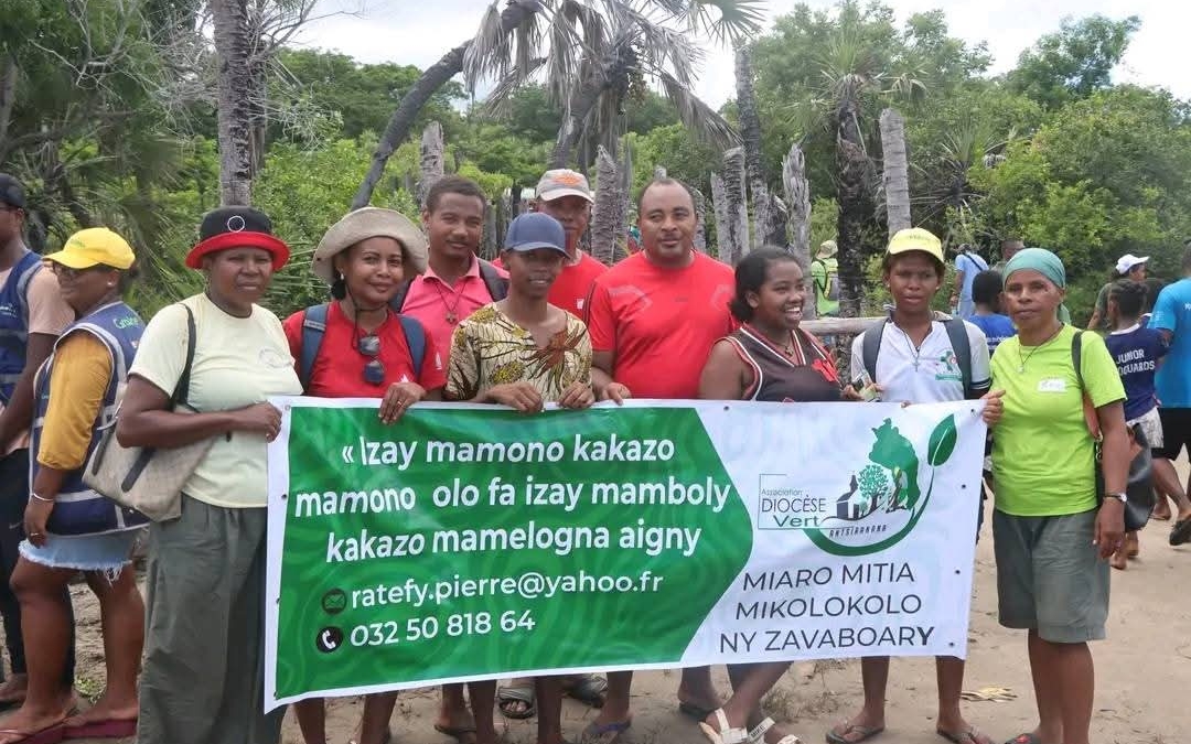 Tetikasa Fambolen-kazo sy Fanabeazana Tontolo Iainana: Fiara-miasa eo amin’ny Fiangonana Katolika sy ny Ministeran’ny Tontolo Iainana