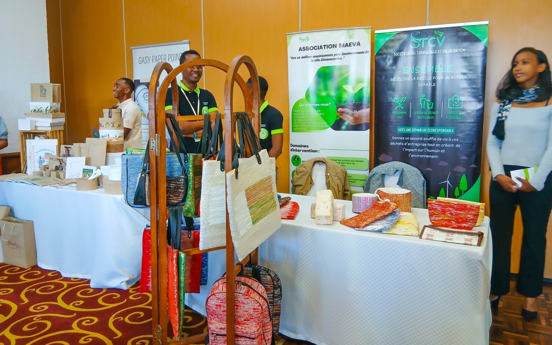♻️🌿𝗦𝗮𝗹𝗼𝗻 𝗗𝗲́𝗰𝗵𝗲𝘁𝘀 – 𝗔𝗹𝘁𝗲𝗿𝗻𝗮𝘁𝗶𝘃𝗲𝘀 𝗲́𝗰𝗼𝗹𝗼𝗴𝗶𝗾𝘂𝗲𝘀, 𝗮𝗻𝗱𝗶𝗮𝗻𝘆 𝗳𝗮𝗵𝗮𝗿𝗼𝗮 ♻️Harena ny fako !Andao homena fiainana faharoa🏡 📣Tanterahina manomboka androany 𝗮𝗹𝗮𝗸𝗮𝗺𝗶𝘀𝘆 𝟭𝟳 𝘀𝘆 𝘇𝗼𝗺𝗮 𝟭𝟴 𝗮𝗽𝗿𝗶𝗹𝘆, ao amin’ny 📌 𝗛𝗼𝘁𝗲𝗹 𝗖𝗮𝗿𝗹𝘁𝗼𝗻 𝗠𝗮𝗱𝗮𝗴𝗮𝘀𝗰𝗮𝗿 𝗔𝗻𝗼𝘀𝘆, ny « 𝗦𝗮𝗹𝗼𝗻 𝗗𝗲́𝗰𝗵𝗲𝘁𝘀 – 𝗔𝗹𝘁𝗲𝗿𝗻𝗮𝘁𝗶𝘃𝗲𝘀 𝗘𝗰𝗼𝗹𝗼𝗴𝗶𝗾𝘂𝗲𝘀 ». ♻️🌿Nanokatra tamin’ny tamin’ny fomba ofisialy izany androany maraina ny 𝗠𝗶𝗻𝗶𝘀𝗶𝘁𝗿𝘆 𝗻𝘆 𝗧𝗼𝗻𝘁𝗼𝗹𝗼 𝗶𝗮𝗶𝗻𝗮𝗻𝗮 𝘀𝘆 𝗻𝘆 𝗙𝗮𝗻𝗱𝗿𝗼𝘀𝗼𝗮𝗻𝗮 𝗟𝗼𝘃𝗮𝗶𝗻𝗷𝗮𝗳𝘆 #𝗠𝗘𝗗𝗗, 𝗻𝘆 𝗠𝗶𝗻𝗶𝘀𝗶𝘁𝗿𝘆 𝗻𝘆 𝗔𝗻𝗴𝗼𝘃𝗼 𝘀𝘆 𝗻𝘆 𝗔𝗸𝗼𝗿𝗮𝗻𝗮𝗳𝗼 #𝗠𝗘𝗛  𝗮𝗿𝘆 𝗻𝘆 𝗠𝗶𝗻𝗶𝘀𝗶𝘁𝗿𝘆 𝗻𝘆 𝗥𝗮𝗻𝗼, 𝗻𝘆 𝗙𝗮𝗻𝗮𝗱𝗶𝗼𝘃𝗮𝗻𝗮 𝗮𝗿𝘆 𝗻𝘆 𝗙𝗶𝗱𝗶𝗼𝘃𝗮𝗻𝗮 #𝗠𝗘𝗔𝗛. ♻️🌱Fizarana traikefa sy fahaiza-manao,  fifanakalozan-kevitra, tranoheva maherin’ny 30 ary fanentanana maro isan-karazany mahakasika ny fitantanana sy ny fanodinana ny fako sy ny fampiasana angovo madio no ho sitrahintsika ao anatin’ity hetsika ity. 👉✅️𝗧𝗦𝗬 𝗠𝗜𝗦𝗬 𝗩𝗜𝗗𝗜𝗠-𝗣𝗜𝗗𝗜𝗥𝗔𝗡𝗔
