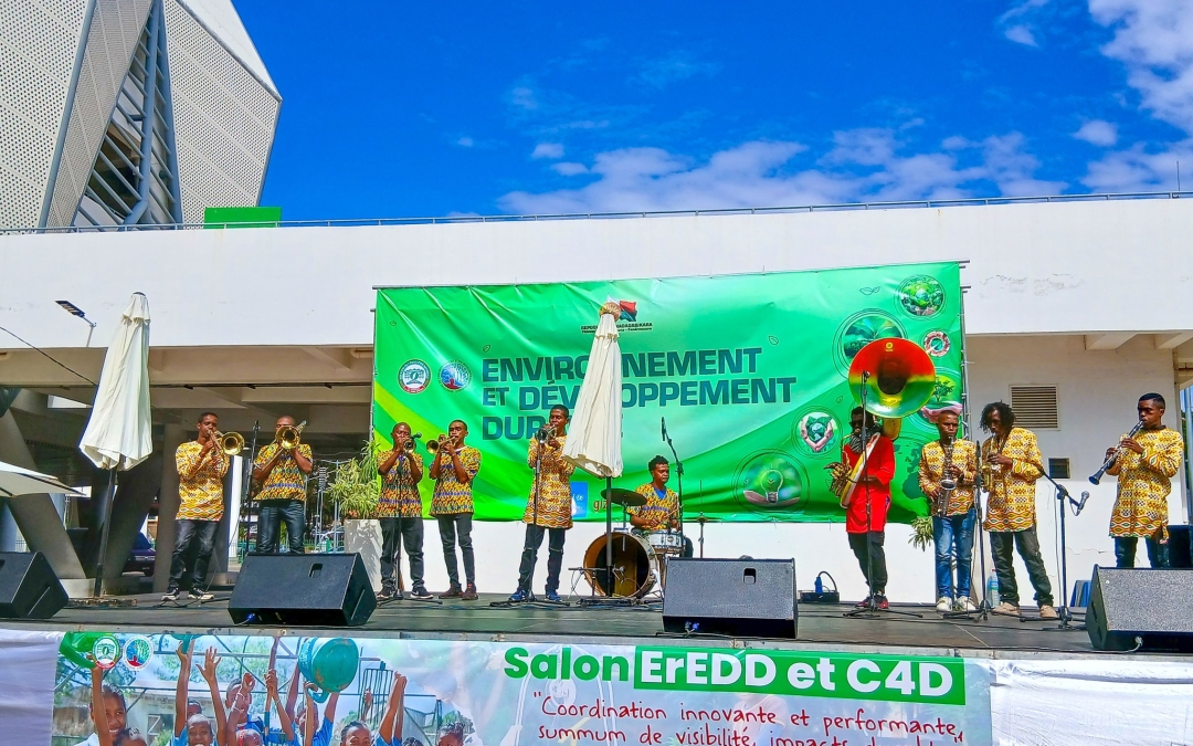 📍 𝗟𝗶𝗲𝘂 : Stade BAREA Mahamasina 📅 𝗗𝗮𝘁𝗲𝘀 : 13 – 14 mai 2025 🎟️ 𝗘𝗻𝘁𝗿𝗲́𝗲 𝗴𝗿𝗮𝘁𝘂𝗶𝘁𝗲 𝗩𝗼𝘂𝘀 𝗲̂𝘁𝗲𝘀 𝘂𝗻𝗲 𝗲𝗻𝘁𝗿𝗲𝗽𝗿𝗶𝘀𝗲, 𝘂𝗻 𝗲́𝘁𝘂𝗱𝗶𝗮𝗻𝘁, 𝘂𝗻 𝗲́𝗹𝗲̀𝘃𝗲 𝗼𝘂 𝘂𝗻 𝗷𝗲𝘂𝗻𝗲 𝗽𝗮𝘀𝘀𝗶𝗼𝗻𝗻𝗲́ 𝗽𝗮𝗿 𝗹’𝗲𝗻𝘃𝗶𝗿𝗼𝗻𝗻𝗲𝗺𝗲𝗻𝘁 ? 𝗥𝗲𝗷𝗼𝗶𝗴𝗻𝗲𝘇-𝗻𝗼𝘂𝘀 pour un événement inédit dédié à l’avenir de l’éducation environnementale à Madagascar ! 💡 𝗣𝗮𝗿𝘁𝗶𝗰𝗶𝗽𝗲𝘇 𝗮̀ 𝗻𝗼𝘁𝗿𝗲 𝗮𝘁𝗲𝗹𝗶𝗲𝗿 “𝗗𝗲𝘀𝗶𝗴𝗻 𝗧𝗵𝗶𝗻𝗸𝗶𝗻𝗴”Ensemble, imaginons des 𝘀𝗼𝗹𝘂𝘁𝗶𝗼𝗻𝘀 𝗶𝗻𝗻𝗼𝘃𝗮𝗻𝘁𝗲𝘀 𝗲𝘁 𝗶𝗺𝗺𝗲́𝗱𝗶𝗮𝘁𝗲𝘀 aux grands défis de l’environnement et de son enseignement. Vos idées comptent ! 🤝 Venez échanger, apprendre, proposer, créer. L’éducation environnementale a besoin de 𝘃𝗼𝘁𝗿𝗲 𝗲́𝗻𝗲𝗿𝗴𝗶𝗲, 𝘃𝗼𝘀 𝗶𝗻𝗻𝗼𝘃𝗮𝘁𝗶𝗼𝗻𝘀 𝗲𝘁 𝘃𝗼𝘀 𝗮𝗰𝘁𝗶𝗼𝗻𝘀 𝗽𝗼𝘀𝗶𝘁𝗶𝘃𝗲𝘀 pour évoluer et inspirer le changement. 📣 𝗩𝗲𝗻𝗲𝘇 𝗻𝗼𝗺𝗯𝗿𝗲𝘂𝘅 !