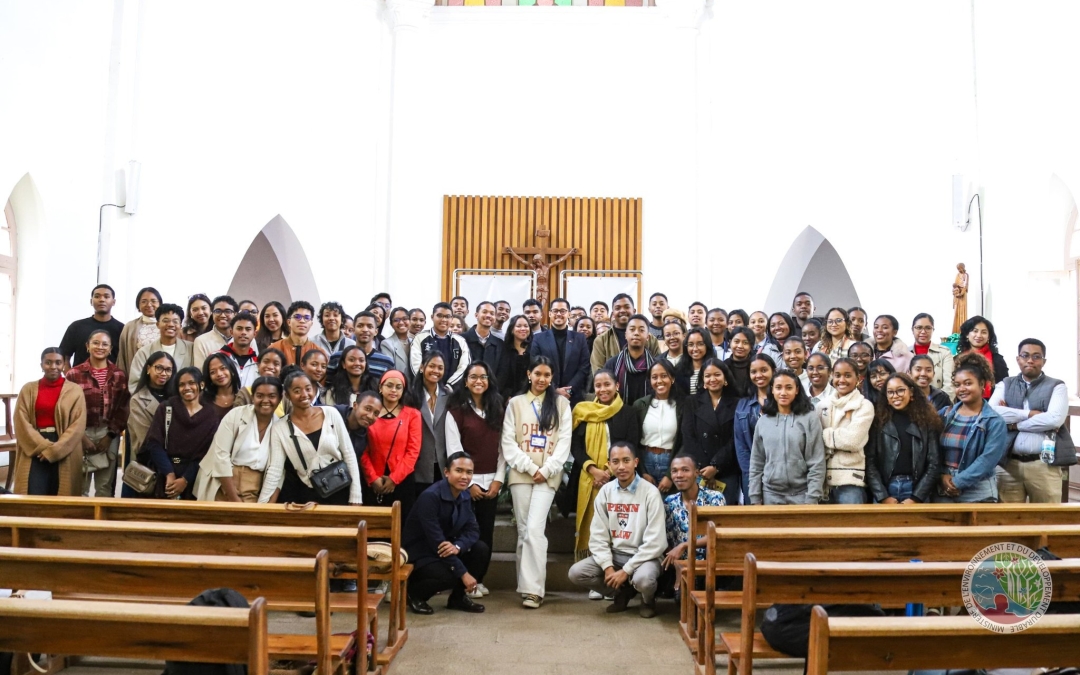 🎓 Le Ministre Max Andonirina Fontaine, Parrain Officiel de la 22ᵉ Promotion de l’UCM : Un Engagement pour une Jeunesse Responsable et Écologique